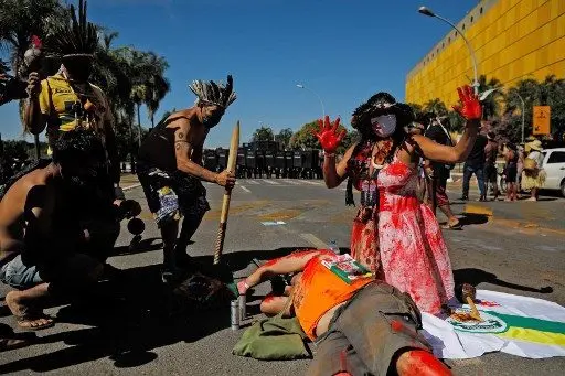 Flechas contra gases lacrimógenos: choque de indígenas y policías en Brasil