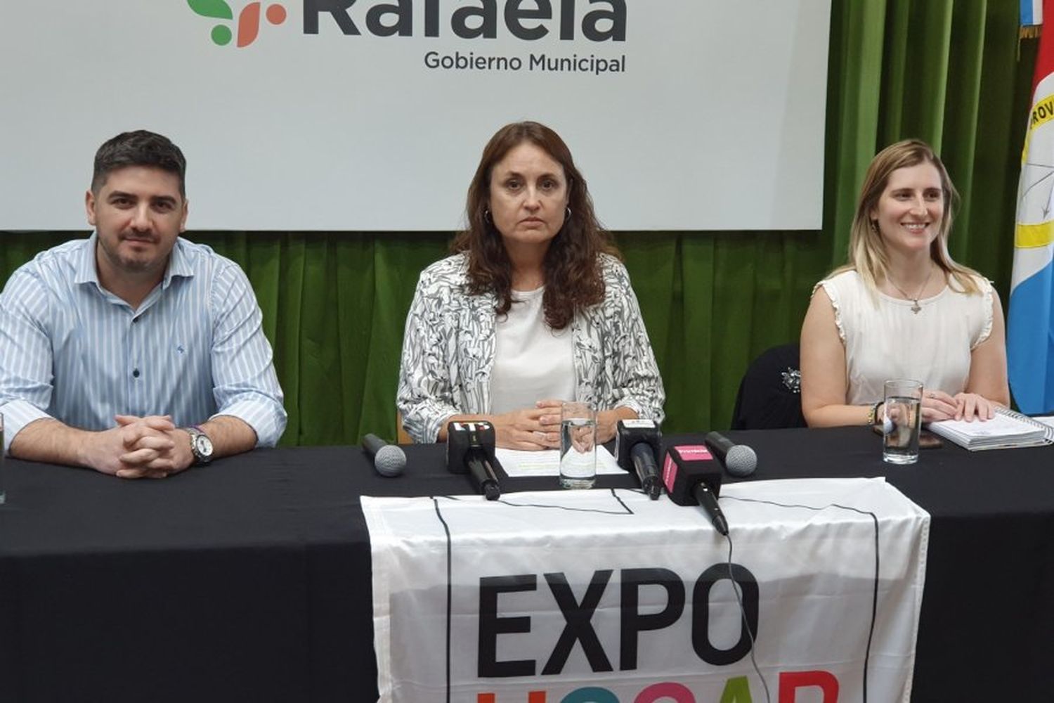 Patricia Imoberdorf, y Florencia Muriel y Maximiliano Maldaceno, responsables de “Vía Eventos”, organizadora del encuentro.