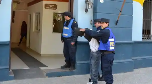 “La mina me tiraba de los pelos y el vago me mató a patadas”