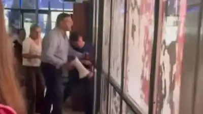 Violento festejo del último día de clases de alumnos en una escuela de Arroyito