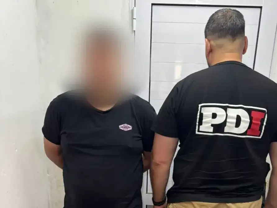 Allanaron una vivienda por microtráfico en Villa Ocampo: un detenido, celulares, una balanza y dinero secuestrado - 1