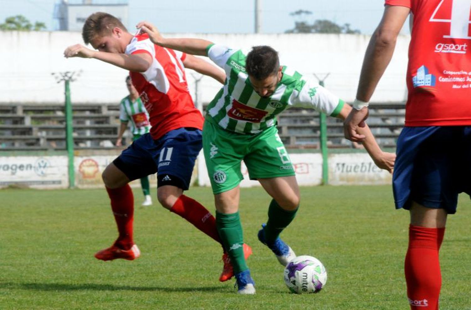 El fútbol local se reanudó con grandes goleadas