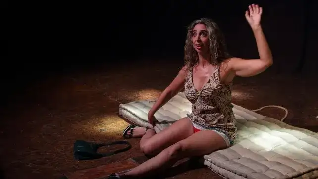 La actriz Tamara Honigman protagoniza la pieza. "«Trópico del Plata» es una historia que, aunque paradójicamente llamamos «de amor», enmascara y disfraza ciertas violencias", dijo el autor de la obra, Rubén Sabadini.