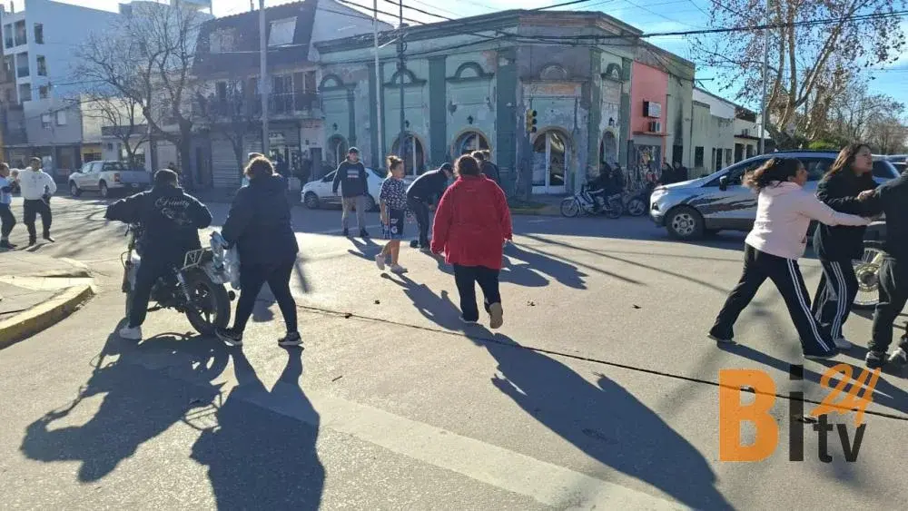 Un ciclista golpeó al conductor de un vehículo. Foto: Bragado Informa