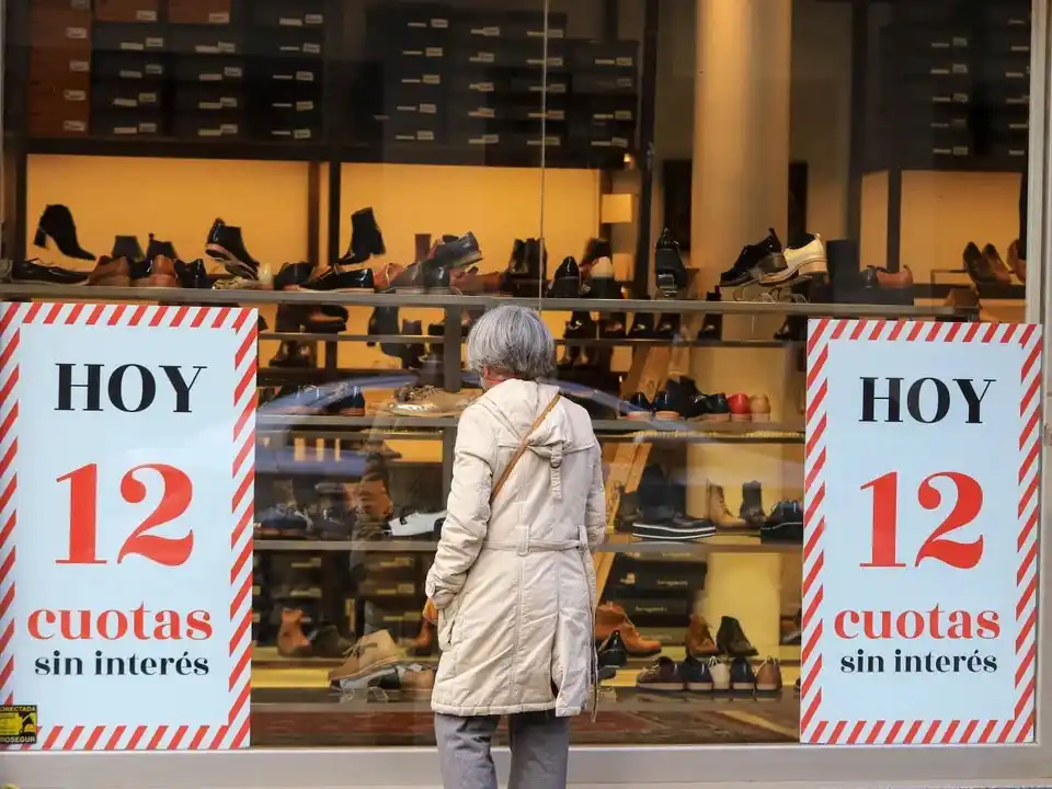 Las ventas minoristas volvieron a caer en junio, pero terminaron el primer semestre con un alza del 9,1%