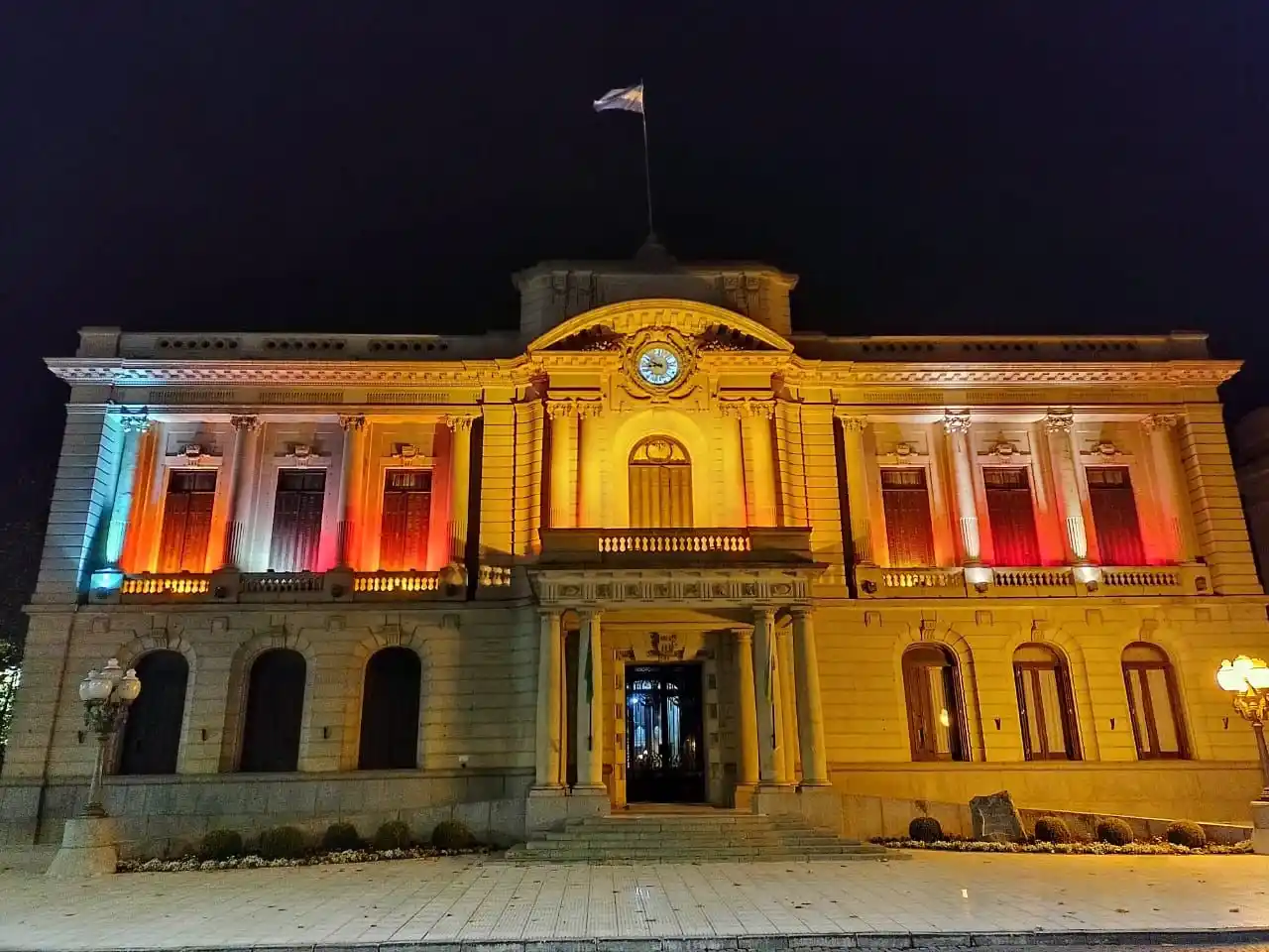 El Palacio Municipal se iluminó de naranja por el Día Mundial de la Esclerosis Múltiple