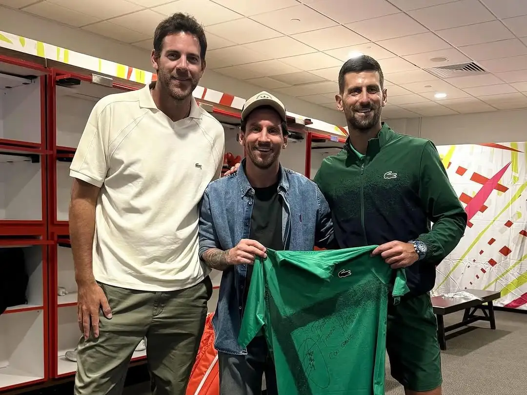 Djokovic junto a Messi y el tandilense Del Potro tras su victoria.