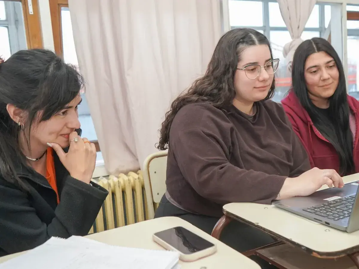 Docentes. En formación Josefina Denti junto a Yanina Aparicio y Nicole Lavié