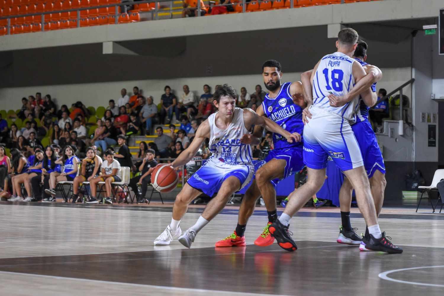 Tomás Monacchi en el duelo ante Riachuelo en el SuperDomo. (Foto: Prensa Riachuelo)