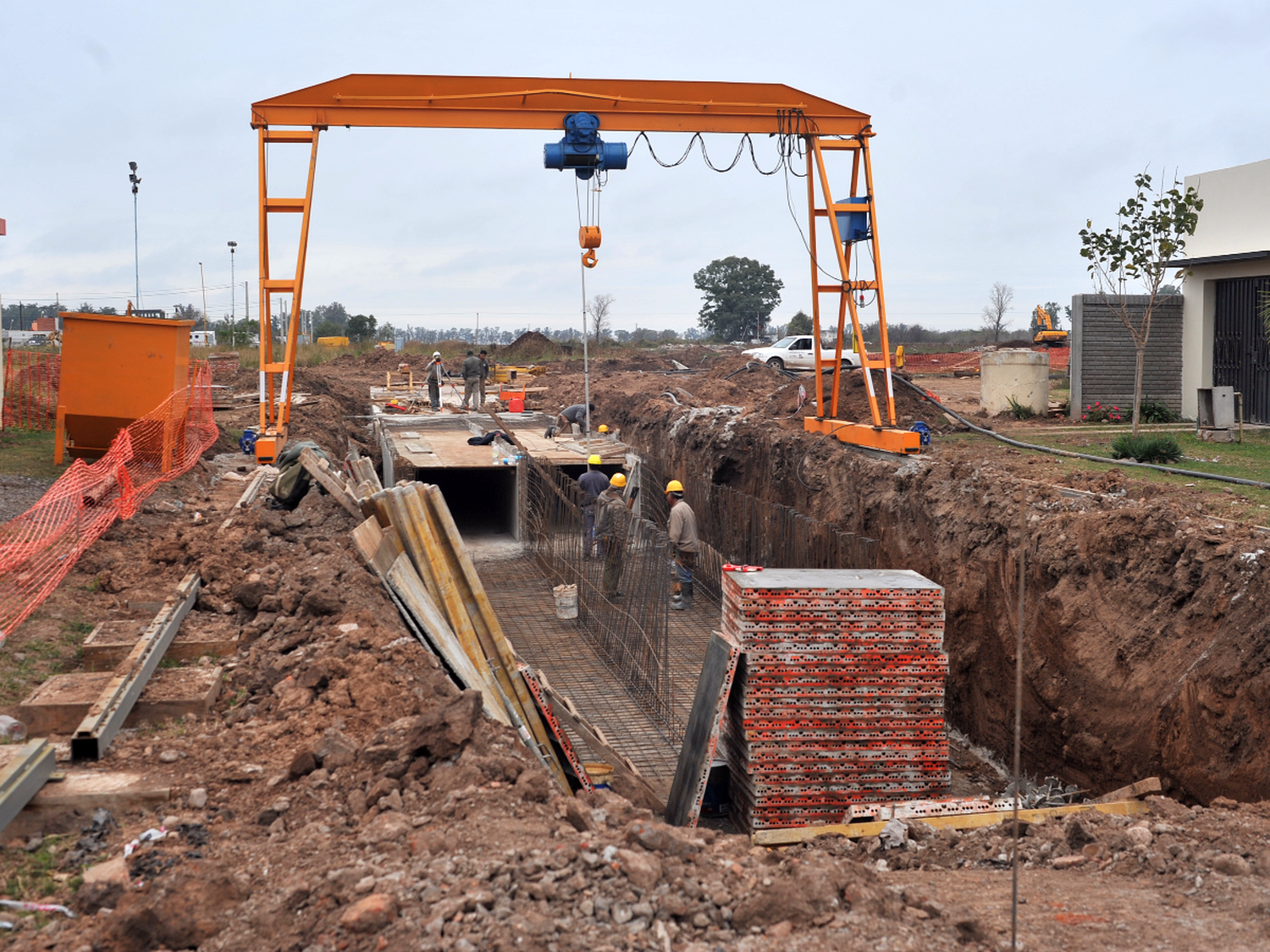 Sin retardo: avanza la construcción de las lagunas de contención en los barrios para evitar inundaciones      