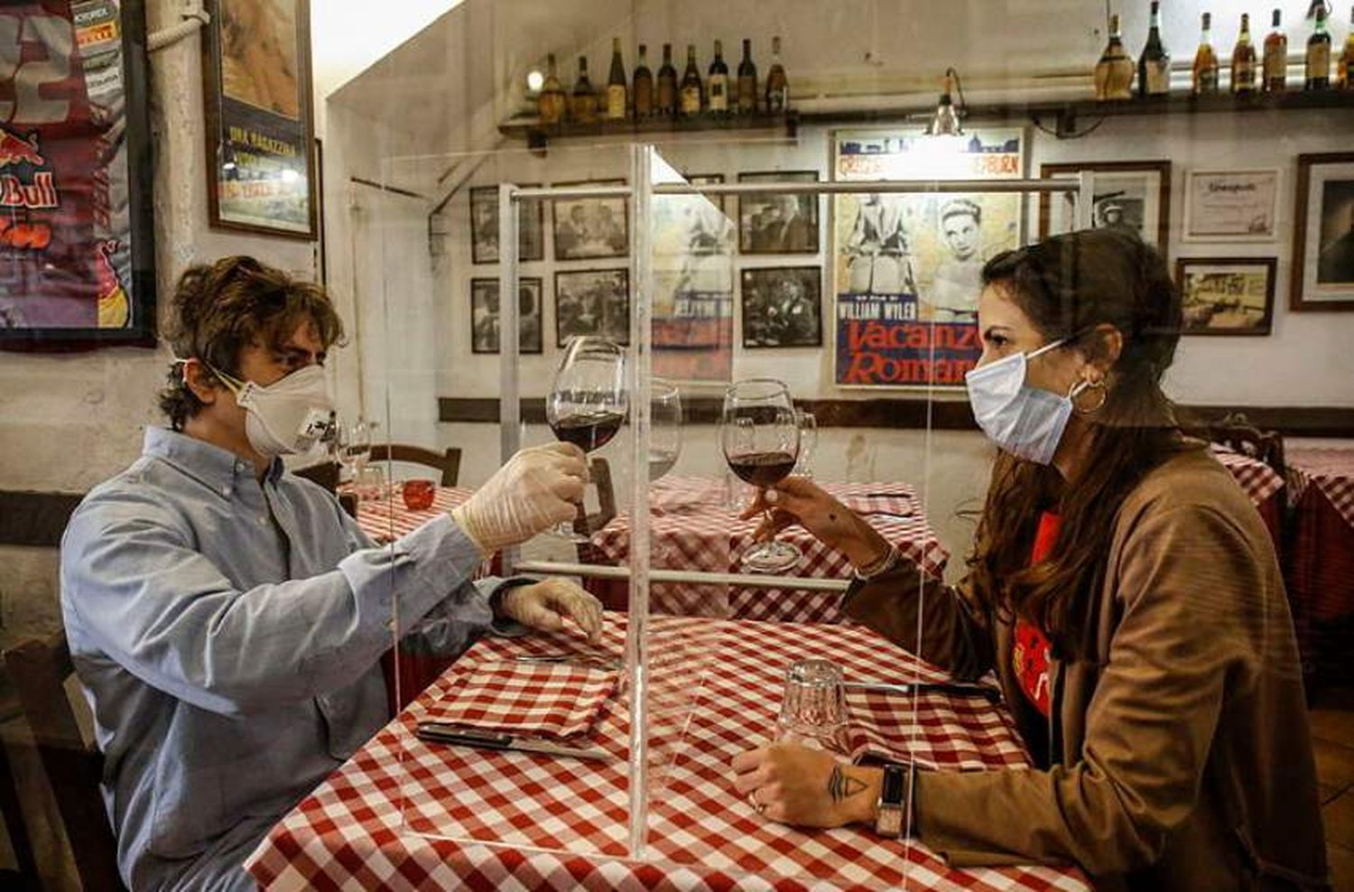 Por el descenso de casos de coronavirus, Italia se prepara para reabrir bares y restaurantes