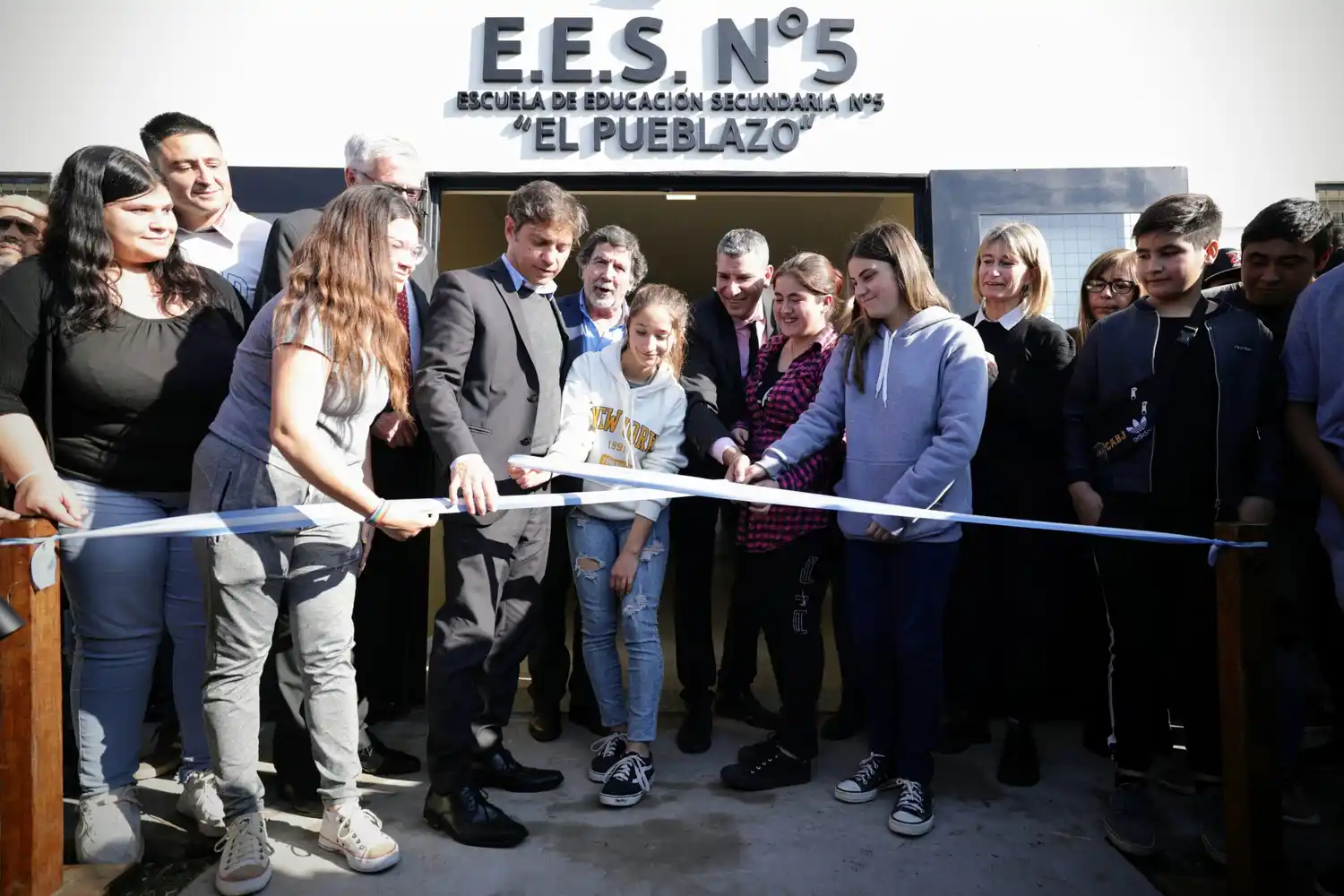 Kicillof inauguró un edificio escolar y entregó computadoras a estudiantes de General Belgrano