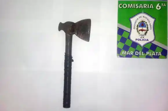 Amenazó de muerte a su padre y a la policía con un hacha y un machete