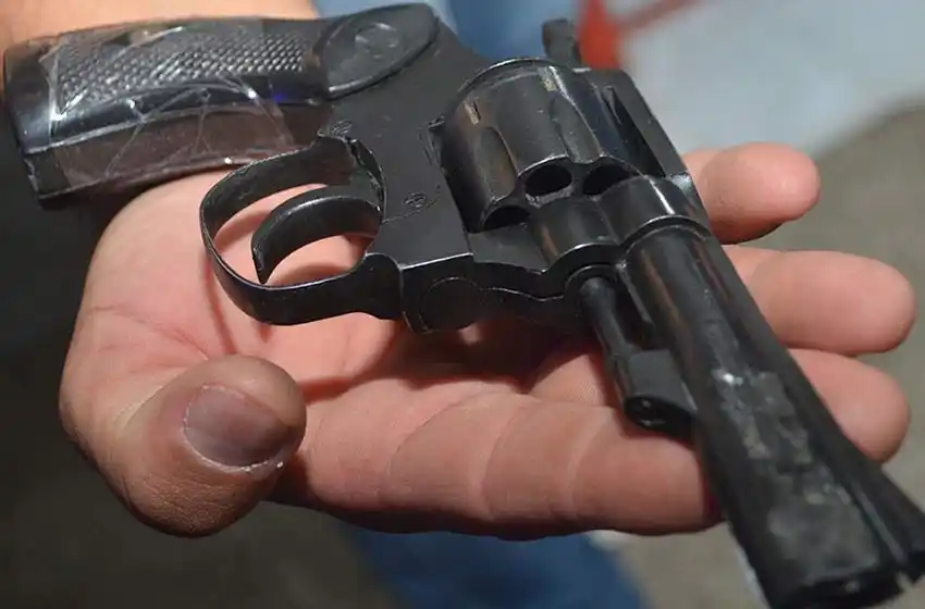 Polémica: un candidato a gobernador de Santa Fe llevará un arma durante la campaña electoral