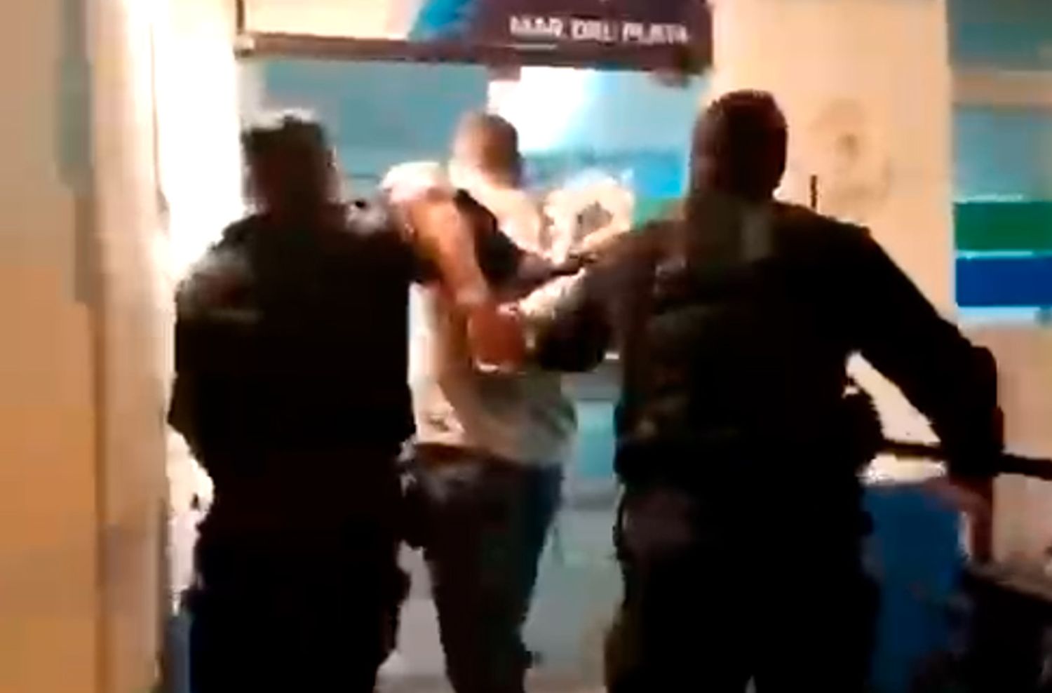 Ataque de furia: le cortó la mano a una menor y le dio un cabezazo a un policía