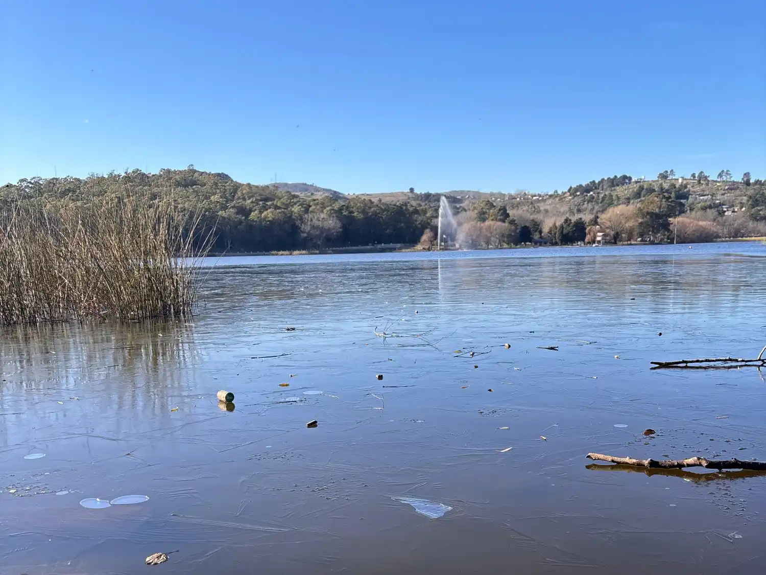 Una vez más, se congeló el agua en el Lago del Fuerte