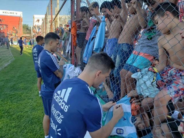 La Selección que se acerca a la gente: entrenamiento multitudinario en Córdoba
