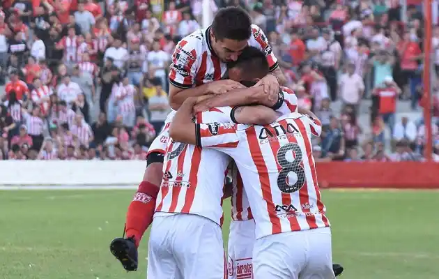 Con una goleada Instituto logró su primer triunfo como local