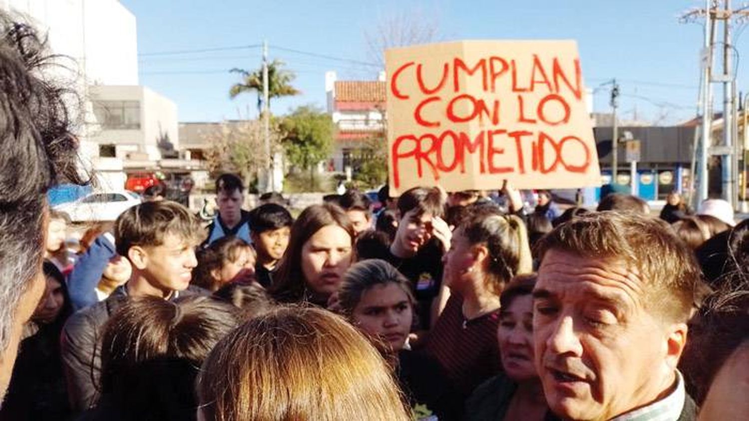 Estudiantes cortaron Boulevard San Lorenzo:  �SNo nos entregaron los galpones prometidos⬝