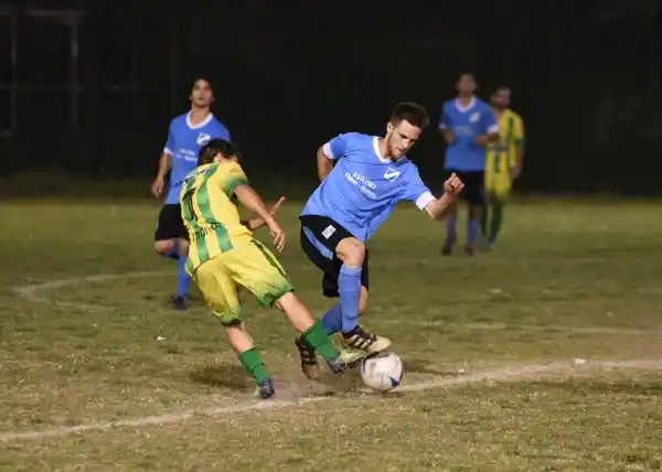 Defensores fue mejor y goleó a Sarmiento para subirse a la pelea