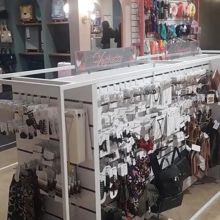 Veghetto Gift reinauguró en un moderno local del centro