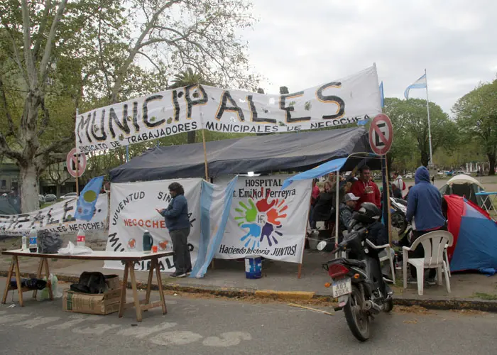 Municipales acampan frente al edificio de la comuna