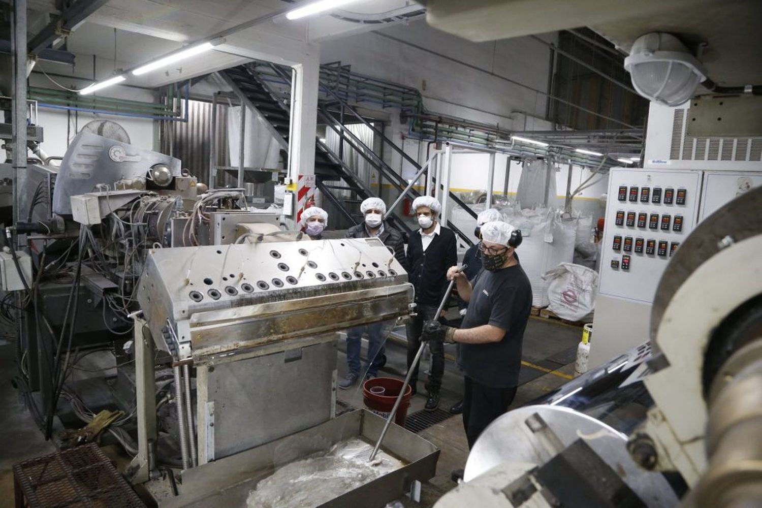 La industria creció el 1,6 por ciento en febrero y acumuló cuatro meses de alzas