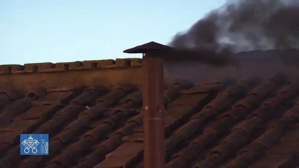 Fumata negra: los cardenales no lograron elegir al nuevo Papa y mañana continuarán las votaciones