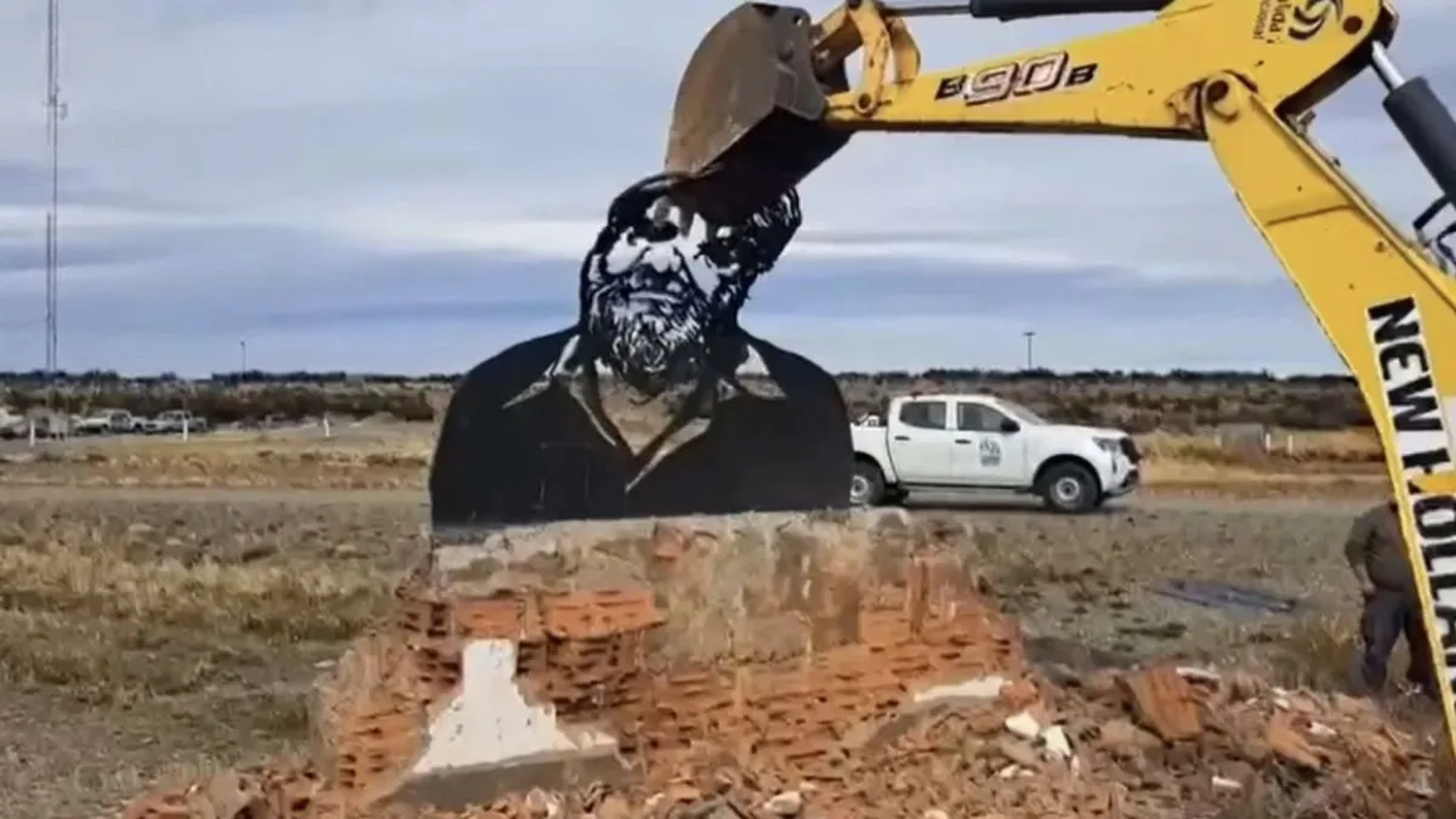Los políticos bonaerenses repudian la demolición del monumento a Osvaldo Bayer: "Puro odio bruto"