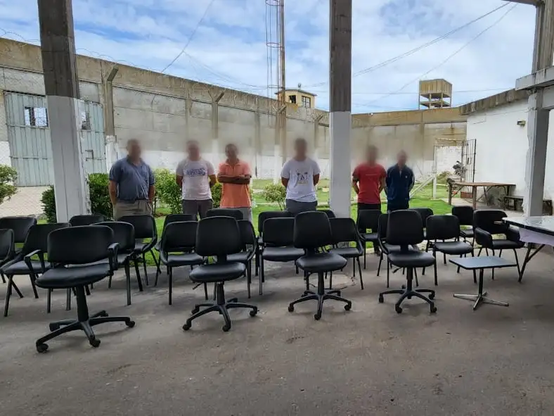 Los internos reacondicionaron en los talleres de la Alcaidía Penitenciaria Batán, 24 sillas y mesas.