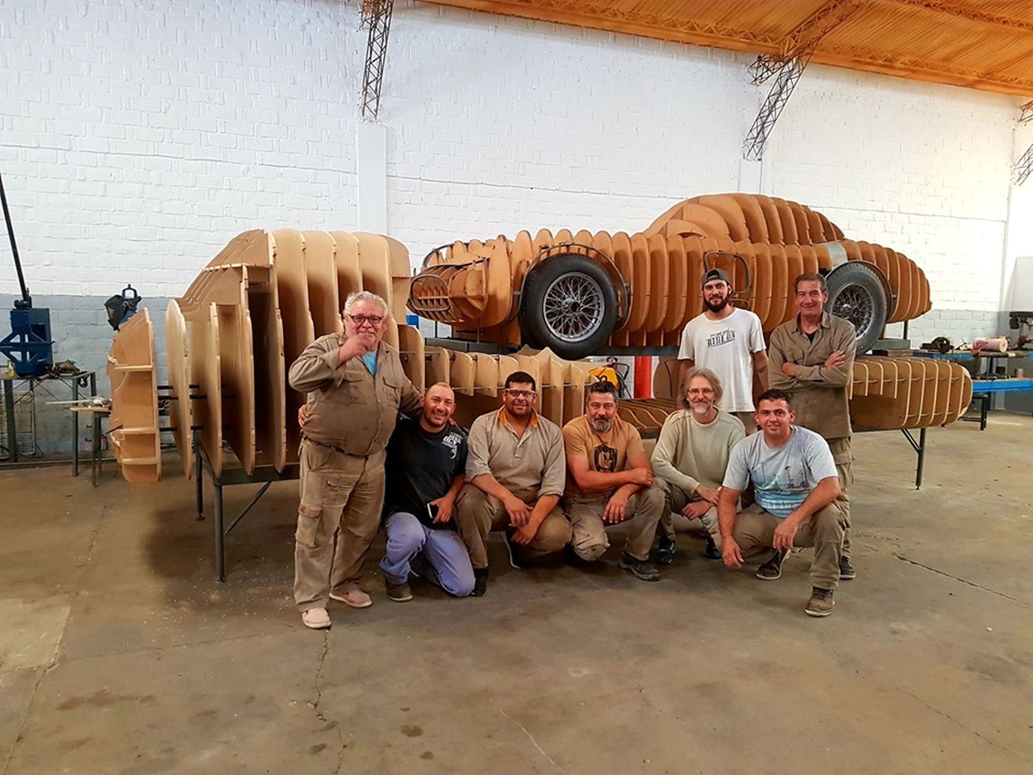 El artista plástico Ricardo Kemerer apuesta por la fabricación y restauración de modelos automovilísticos de época