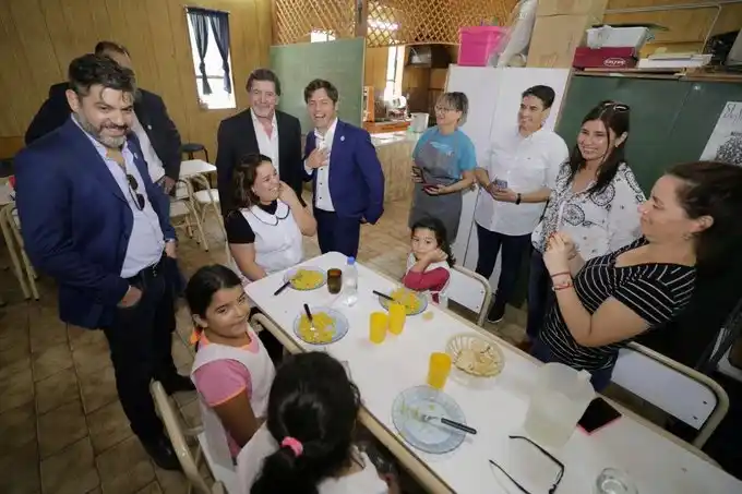 Kicillof y los ministros compartiendo con los alumnos de la escuela local.