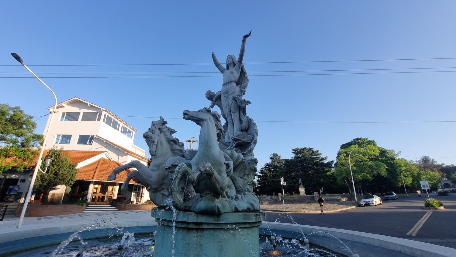 Esta bellísima fuente de mármol de Carrara representa el nacimiento de Venus, diosa romana de la belleza y el amor, hija de la sangre de Urano y de la espuma del mar, que surge de las olas sobre una ostra.