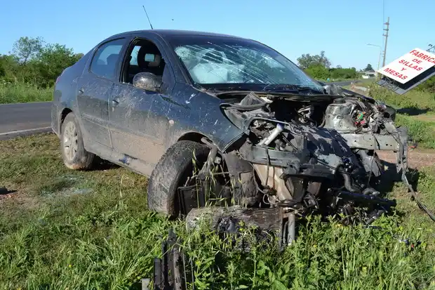 Una mujer despistó en el ingreso a Gualeguaychú y chocó contra un cartel