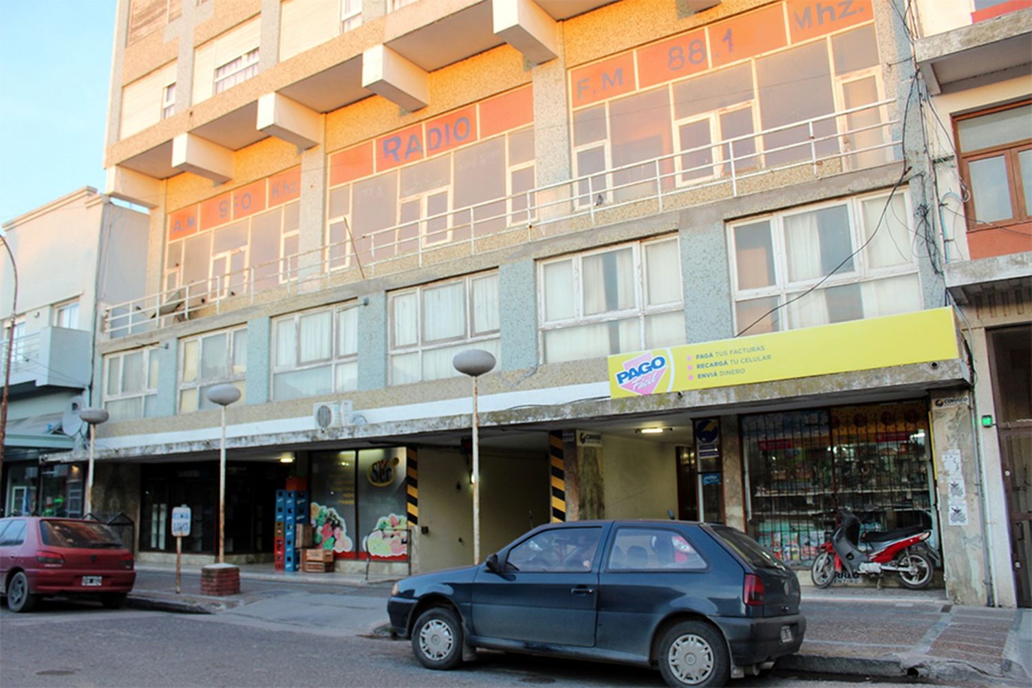 Simuló ser “una clienta” y robó un celular de un negocio