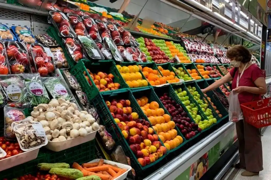 Los alimentos en la Argentina subieron diez veces más que en los países de la región