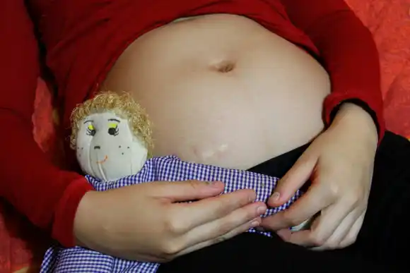 Embarazada tras ser abusada por estudiantes de su colegio