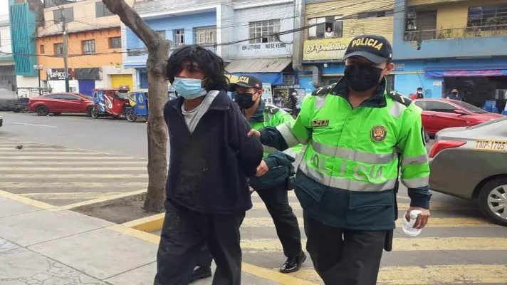 ENTRE LA VIDA Y LA MUERTE niña en Perú tras ser agredida por un indigente que le lanzó un ladrillo en la cabeza