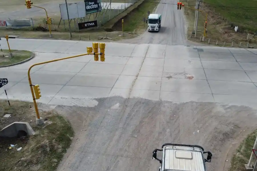 Se encuentran en funcionamiento dos nuevos semáforos