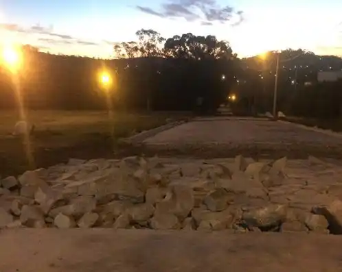 “Tuvieron que romper el asfalto nuevo realizado sobre Larrea"