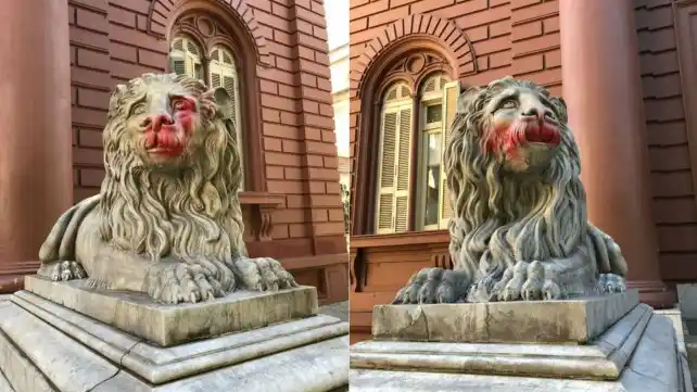 Vandalizaron los leones de la Municipalidad