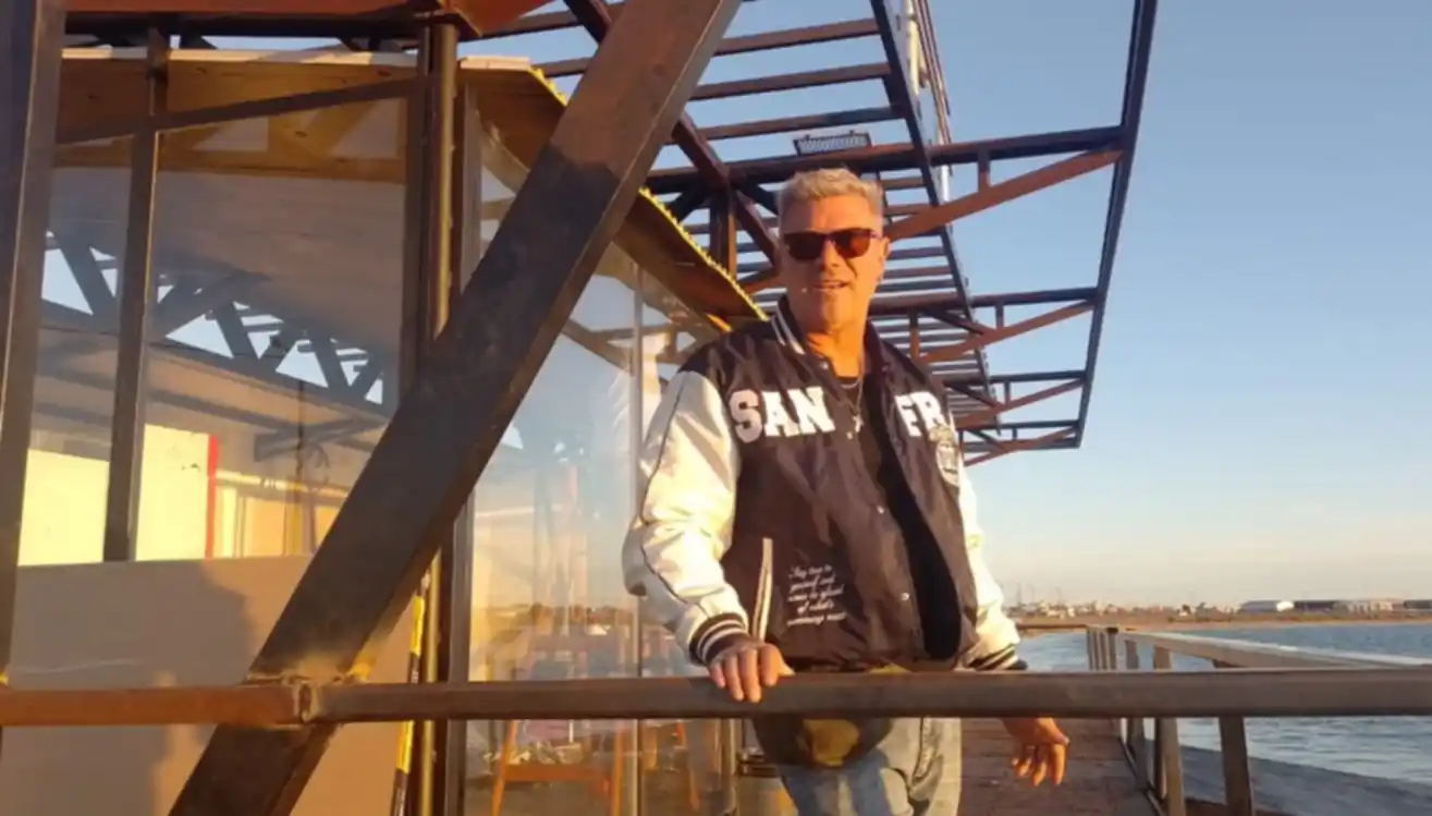 Un necochense fue reconocido por hacer un muelle flotante y tendrá un documental en Netflix