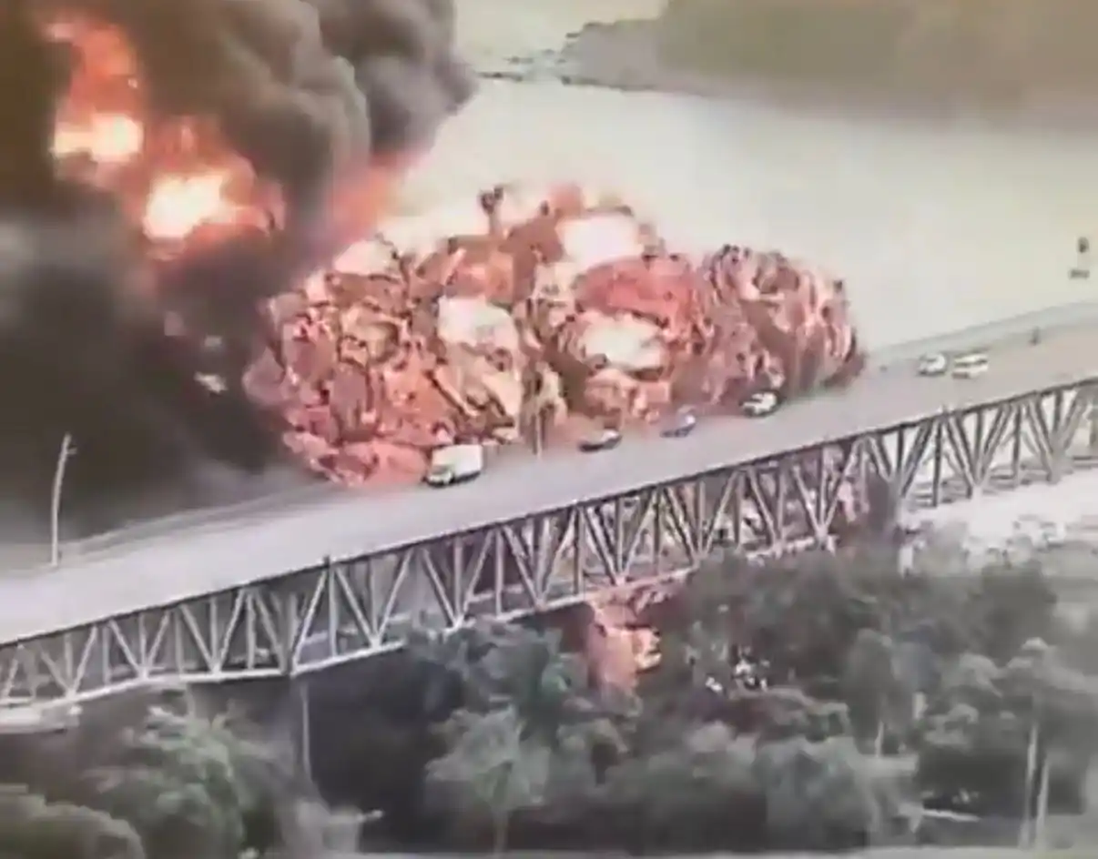 El incendio comenzó durante la carga de combustible y provocó varias explosiones en cadena.