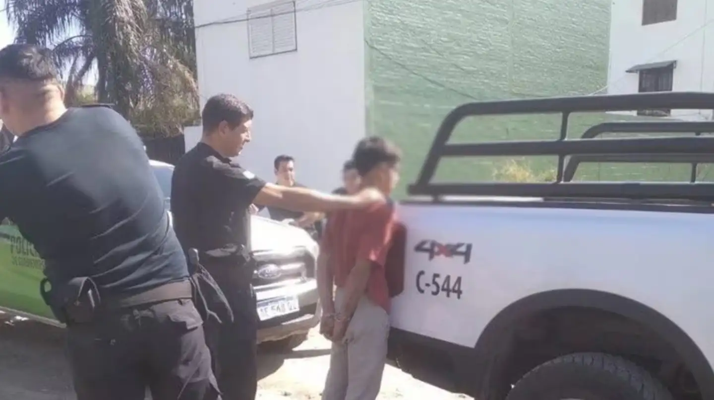 Un hombre le dio varios latigazos a un joven ladrón en Corrientes.