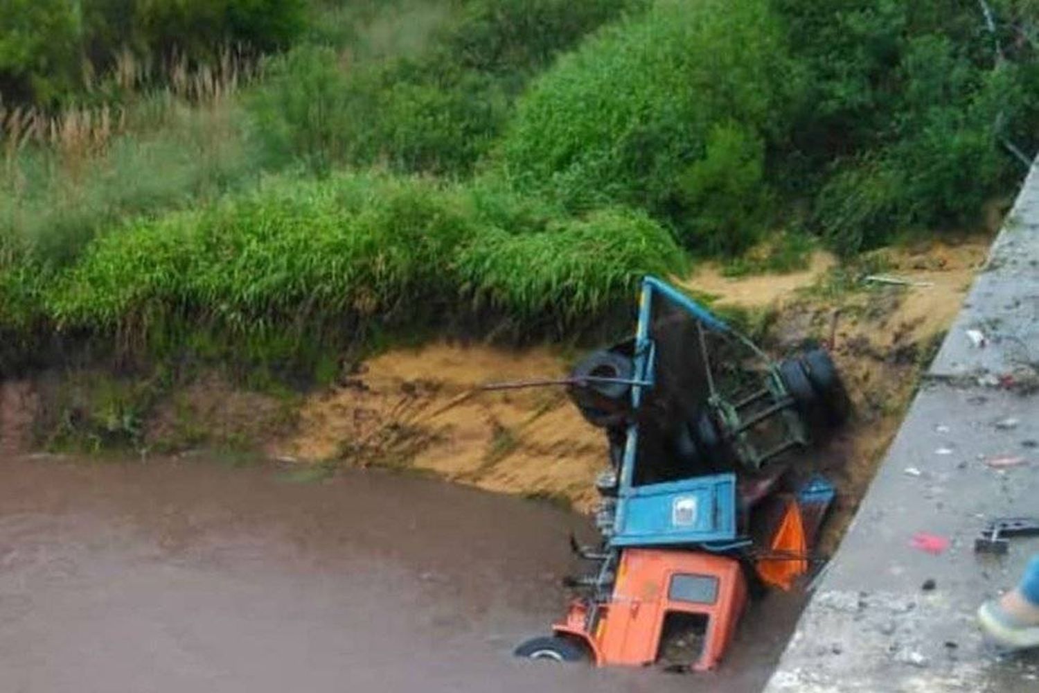 Camión cayó desde un puente en la Ruta 18