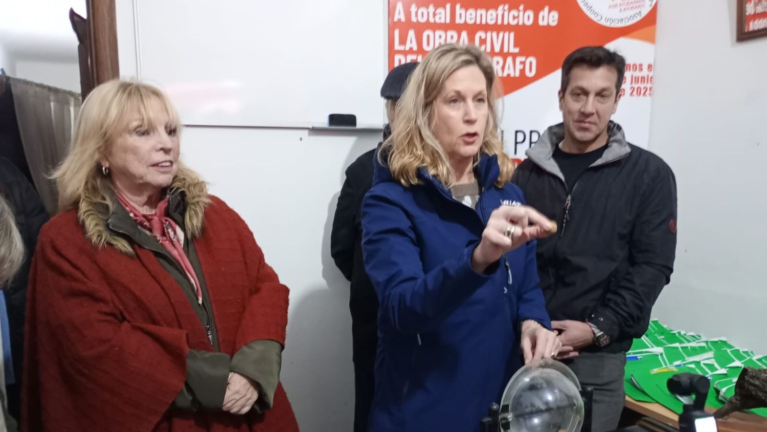 En el sorteo. La escribana saca una bolilla, acompañado por Marta Iriberri y Arturo Rojas