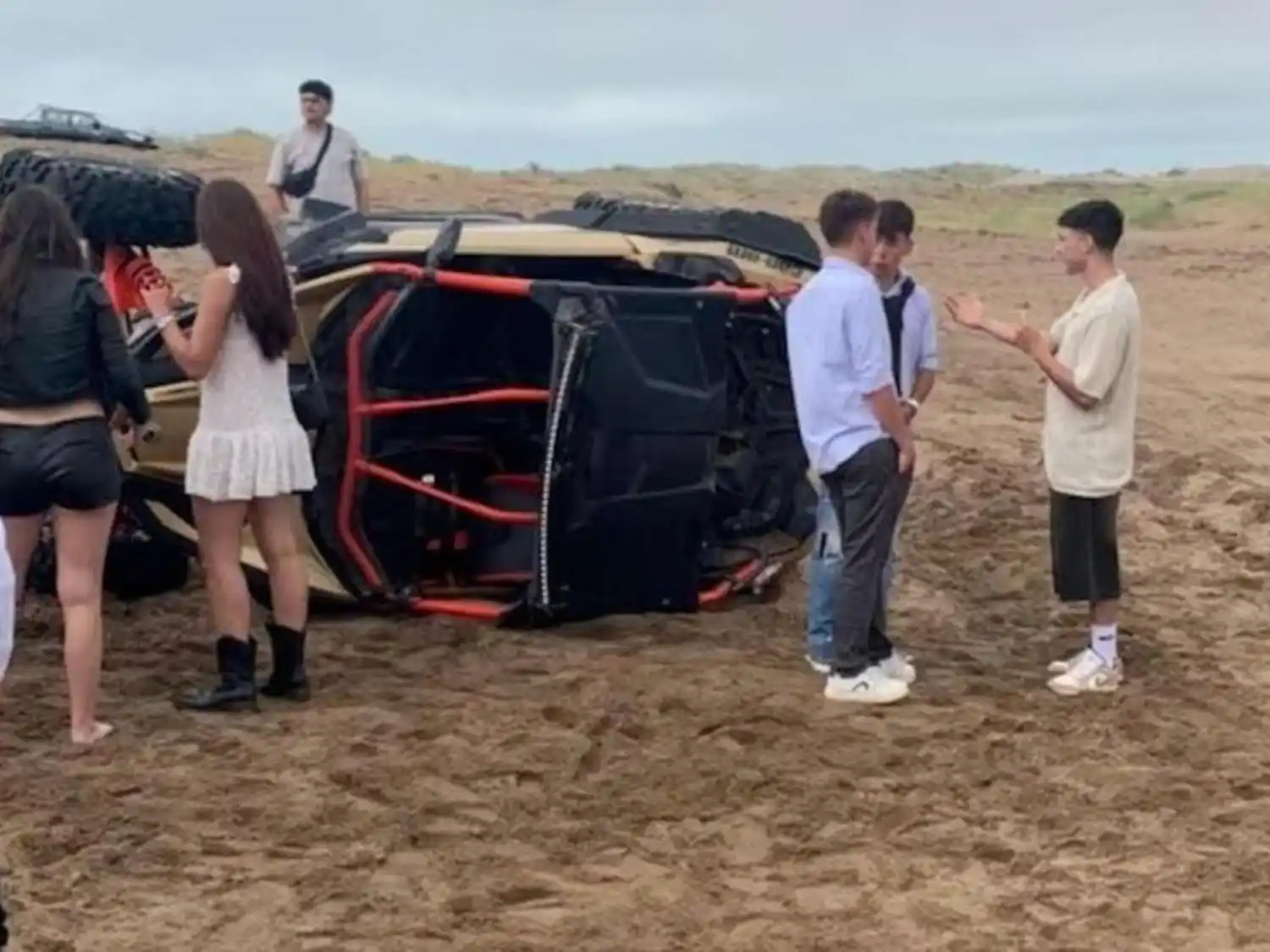 El vehículo terminó volcado