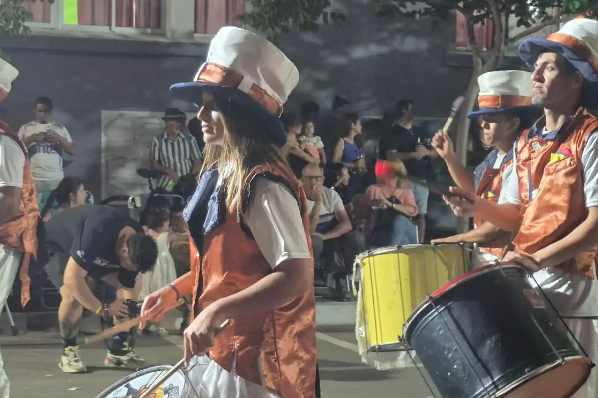 Murgas de Gualeguaychú participaron del desfile inaugural del Carnaval 2026 en Fray Bentos