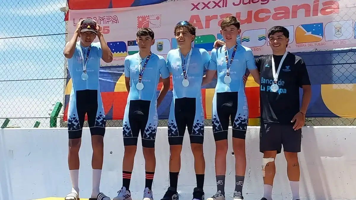 Martínez, junto al equipo de La Pampa, en el podio de los Juegos de la Araucanía 2025