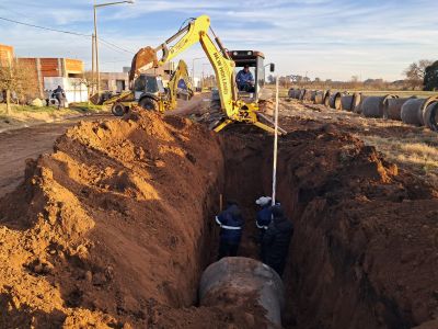Colocación de tubería para obra de desagüe de calle Natalio Perillo